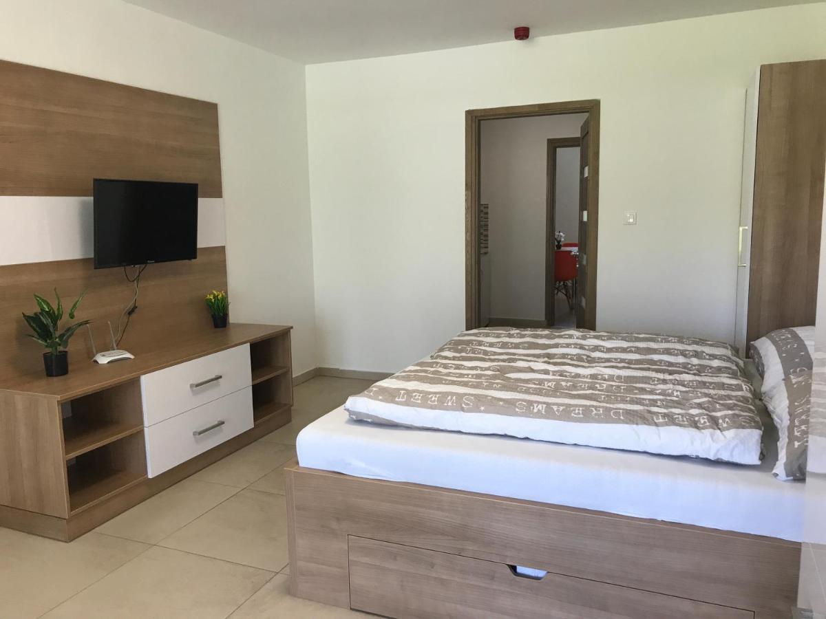 Апартаменти Tisza Gyongye Apartmanhaz Сегед Екстер'єр фото